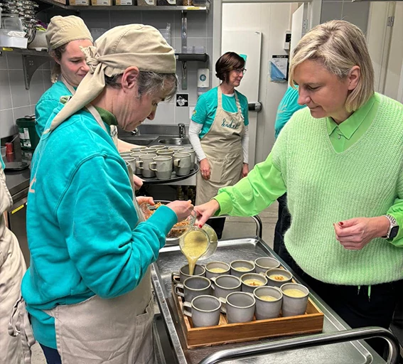 Minister van Welzijn bezoekt Lunchbar-Kadet